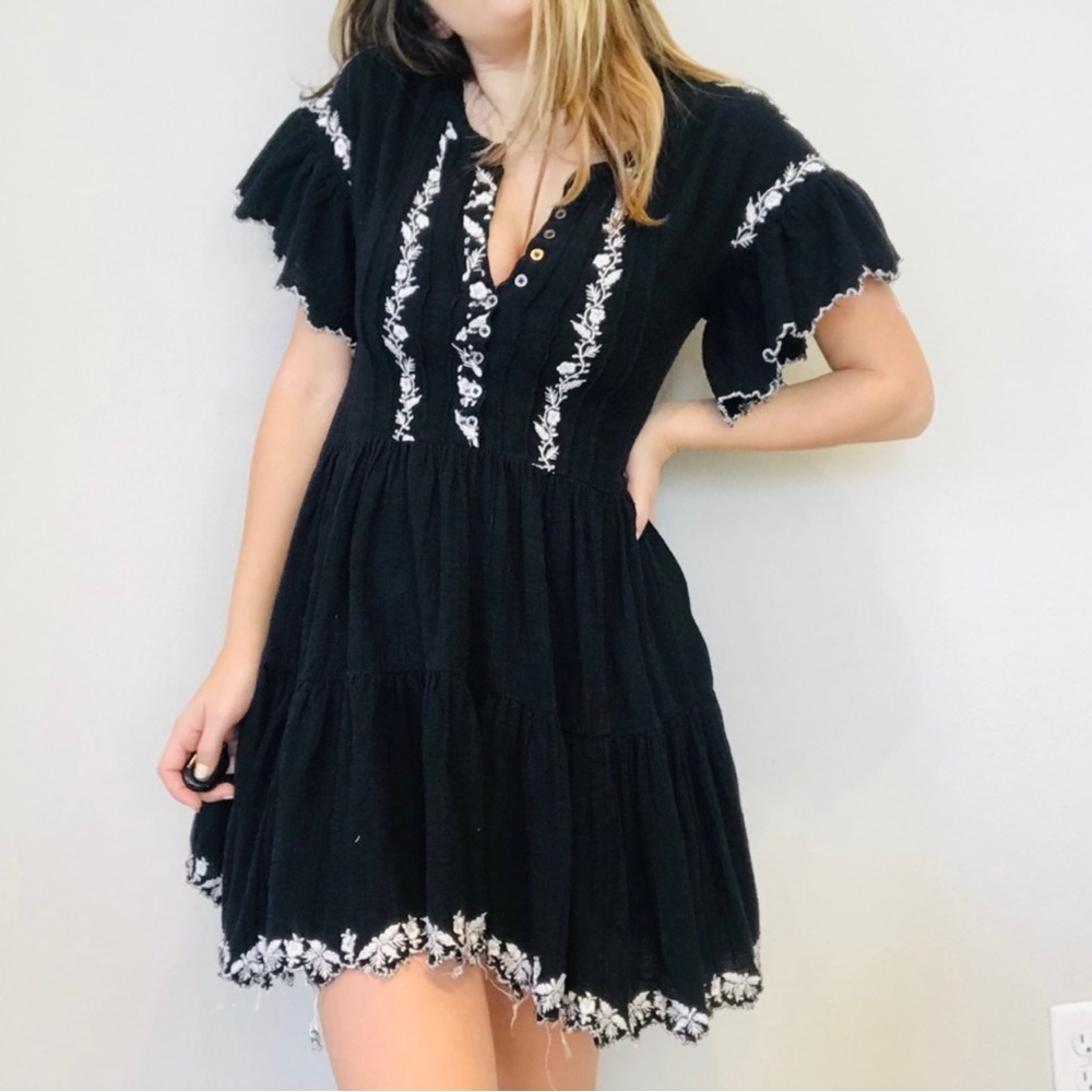 Free People XS Black/White Distressed Embroidered Boho Dress (with pockets!!)